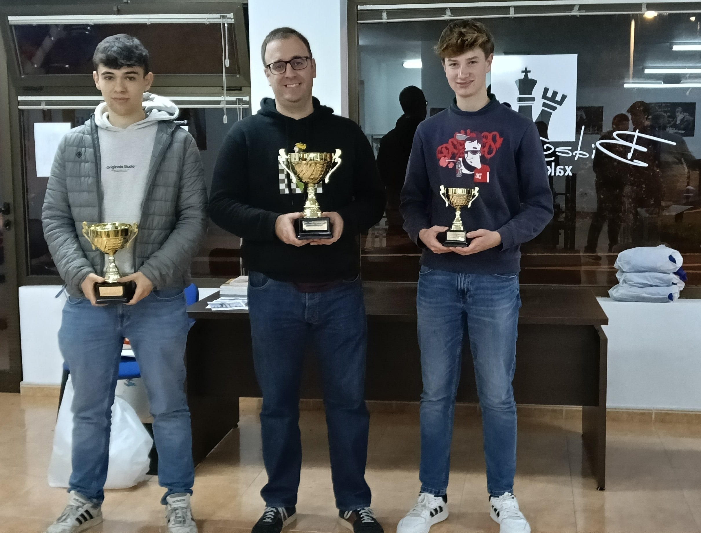 Podium Absoluto min